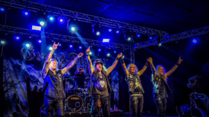 Em turnê de 45 anos, Grave Digger retorna a Curitiba com público engajado e setlist abrangente