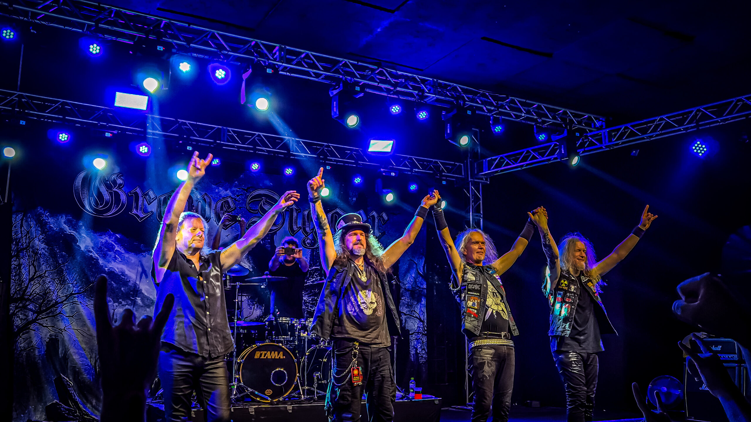 Em turnê de 45 anos, Grave Digger retorna a Curitiba com público engajado e setlist abrangente